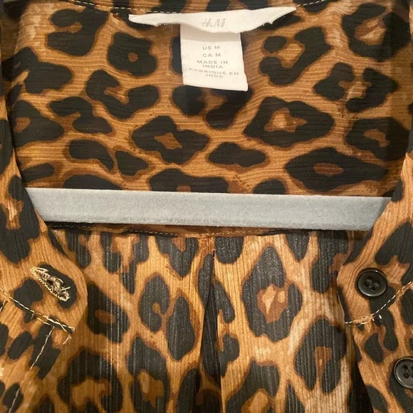 H&M cheetah print button down blouse - Picture 5 of 13